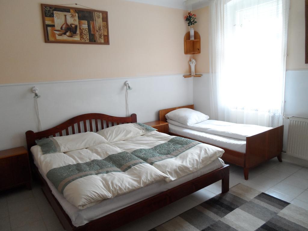 Garden Szivarvany Utcai Vendeghaz Szeged Room photo