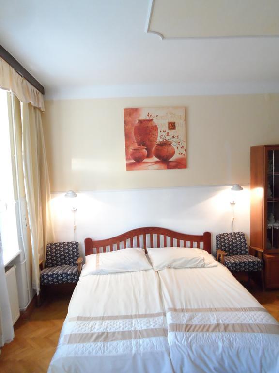 Garden Szivarvany Utcai Vendeghaz Szeged Room photo